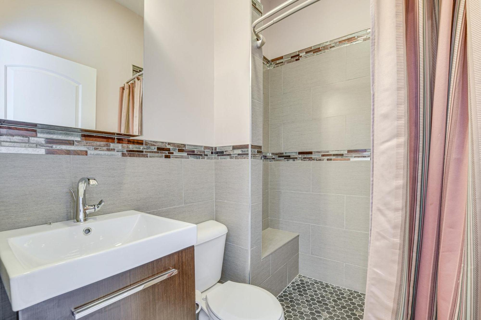 Spacious Condo With Deck About 3 Mi To Downtown Chicago! エクステリア 写真